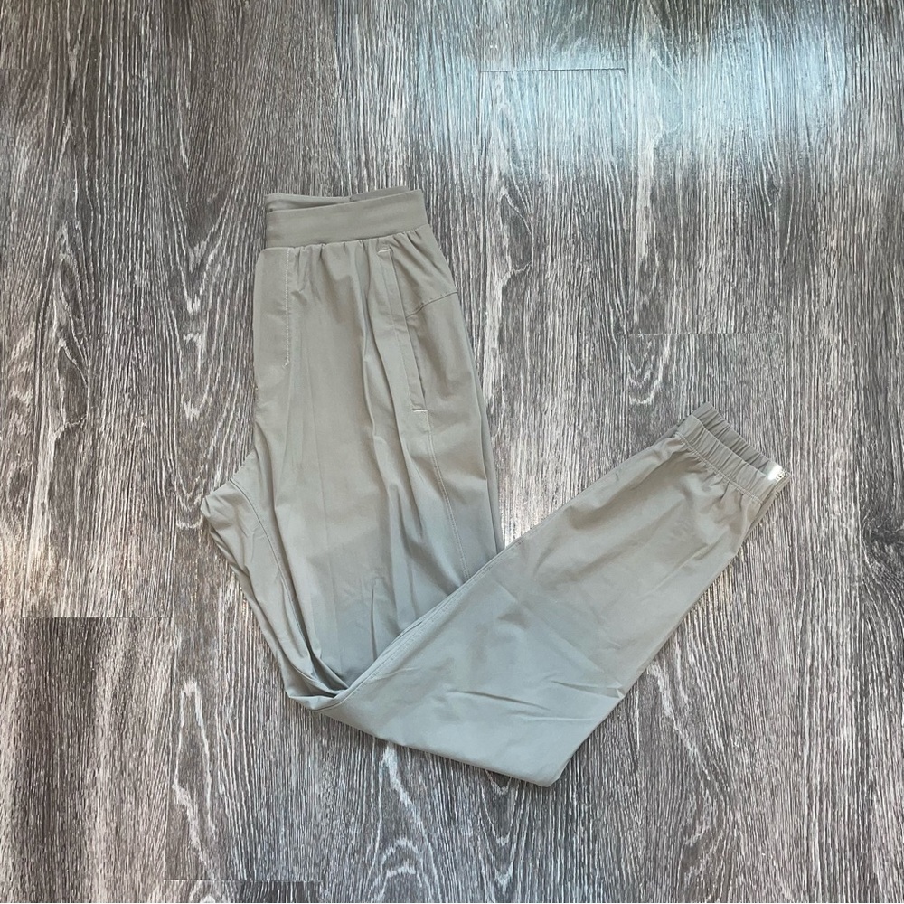 ‘lululemon’ surge joggers